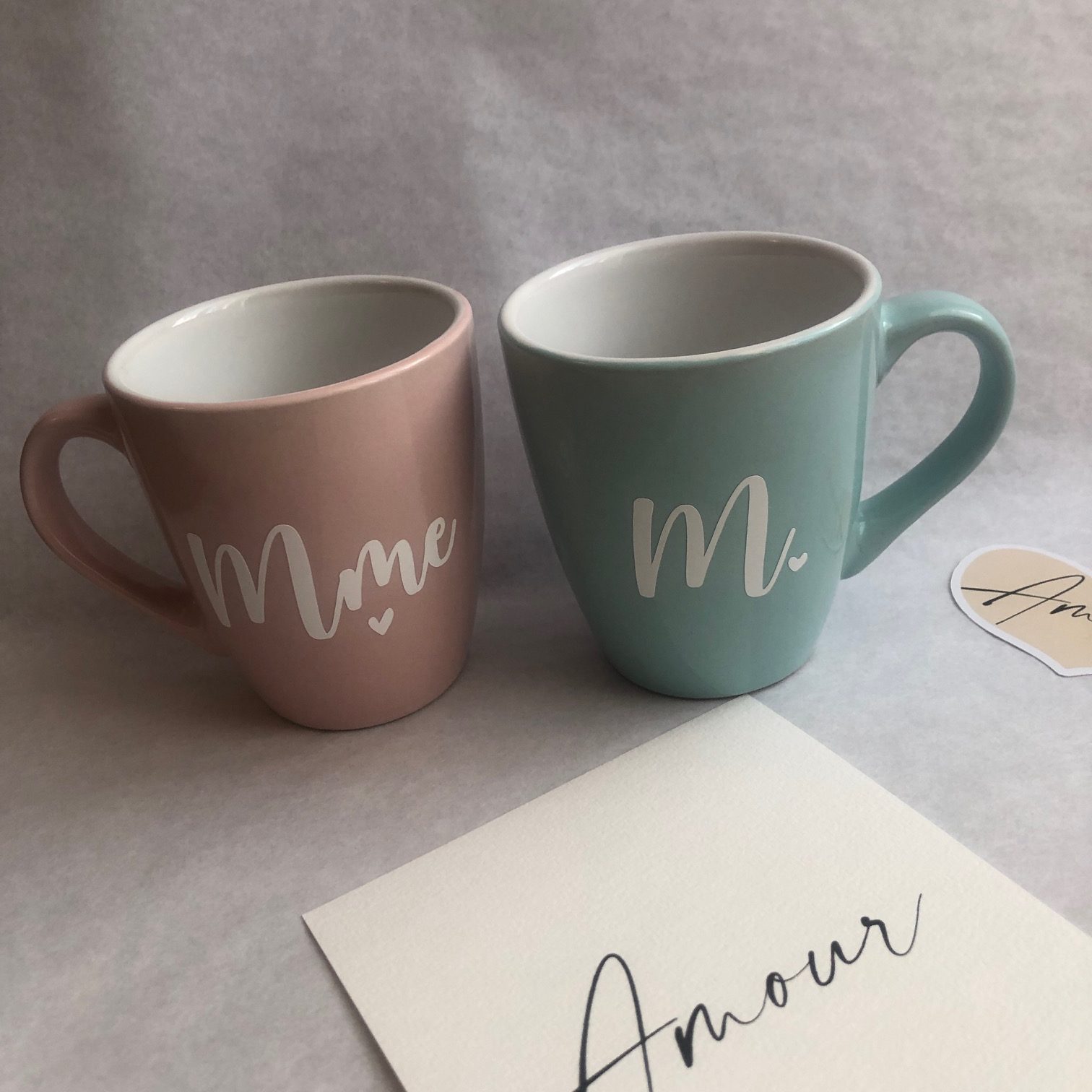 Duo mugs Mr et Mrs avec prénoms. Mug personnalisé couple, amoureux
